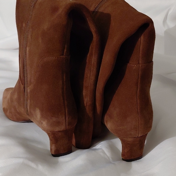 Vince Camuto Rich Brown Suede Heeled Boots Size 8.5 - Picture 3 of 6